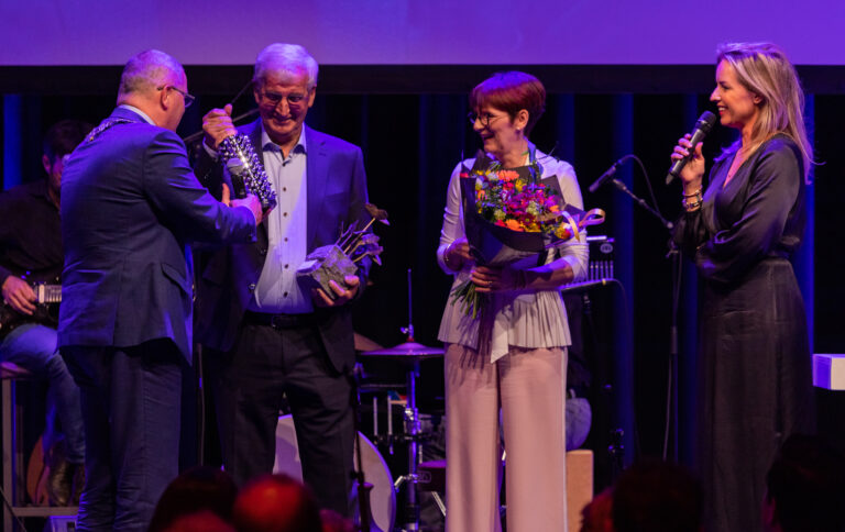 Prijsuitreiking met vier mensen op podium