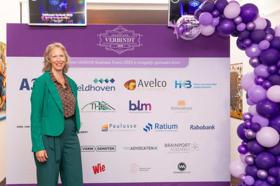 Lachende persoon bij Veldhoven Verbindt evenement paneel.