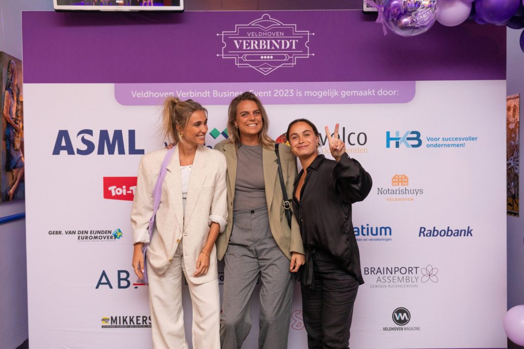 Drie vrouwen poseren bij Veldhoven Verbindt evenement.