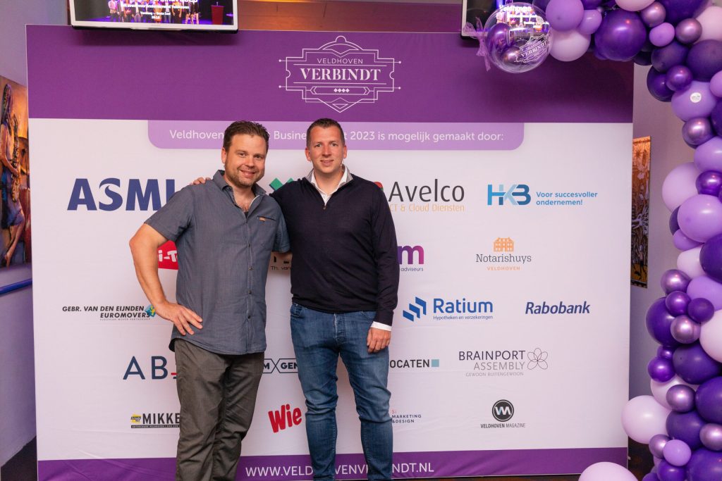 Twee mannen voor sponsorbanner Veldhoven Verbindt evenement.