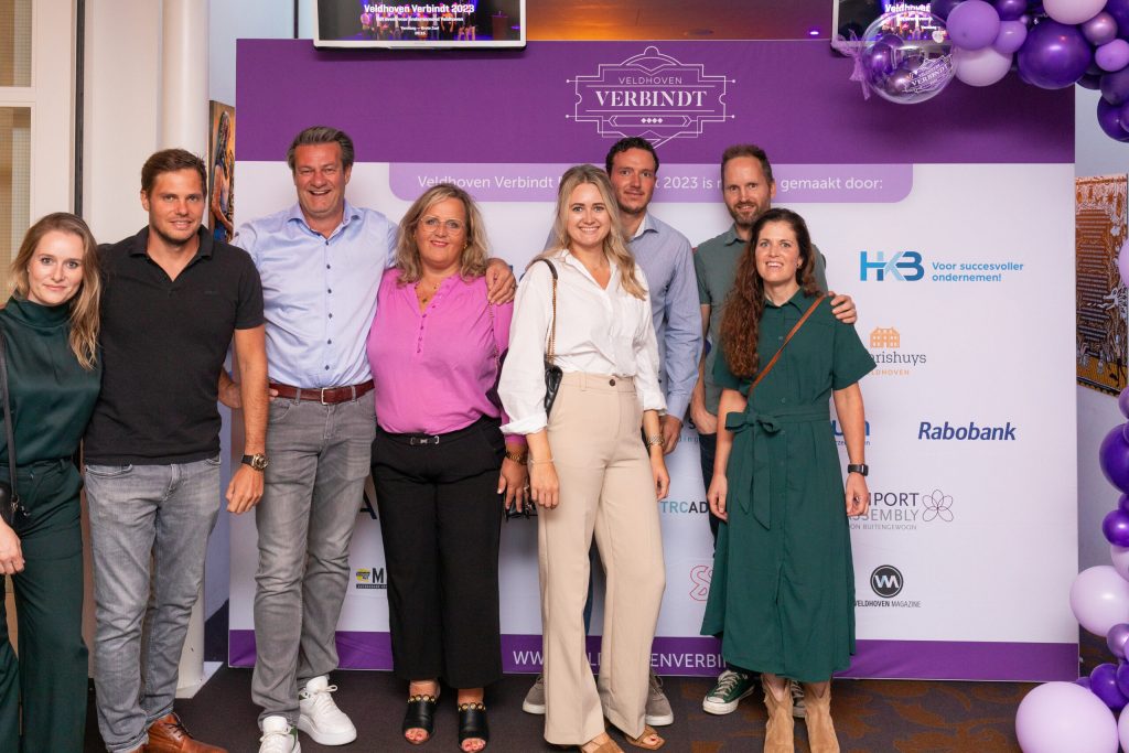 Groep mensen bij Veldhoven Verbindt evenement 2023.