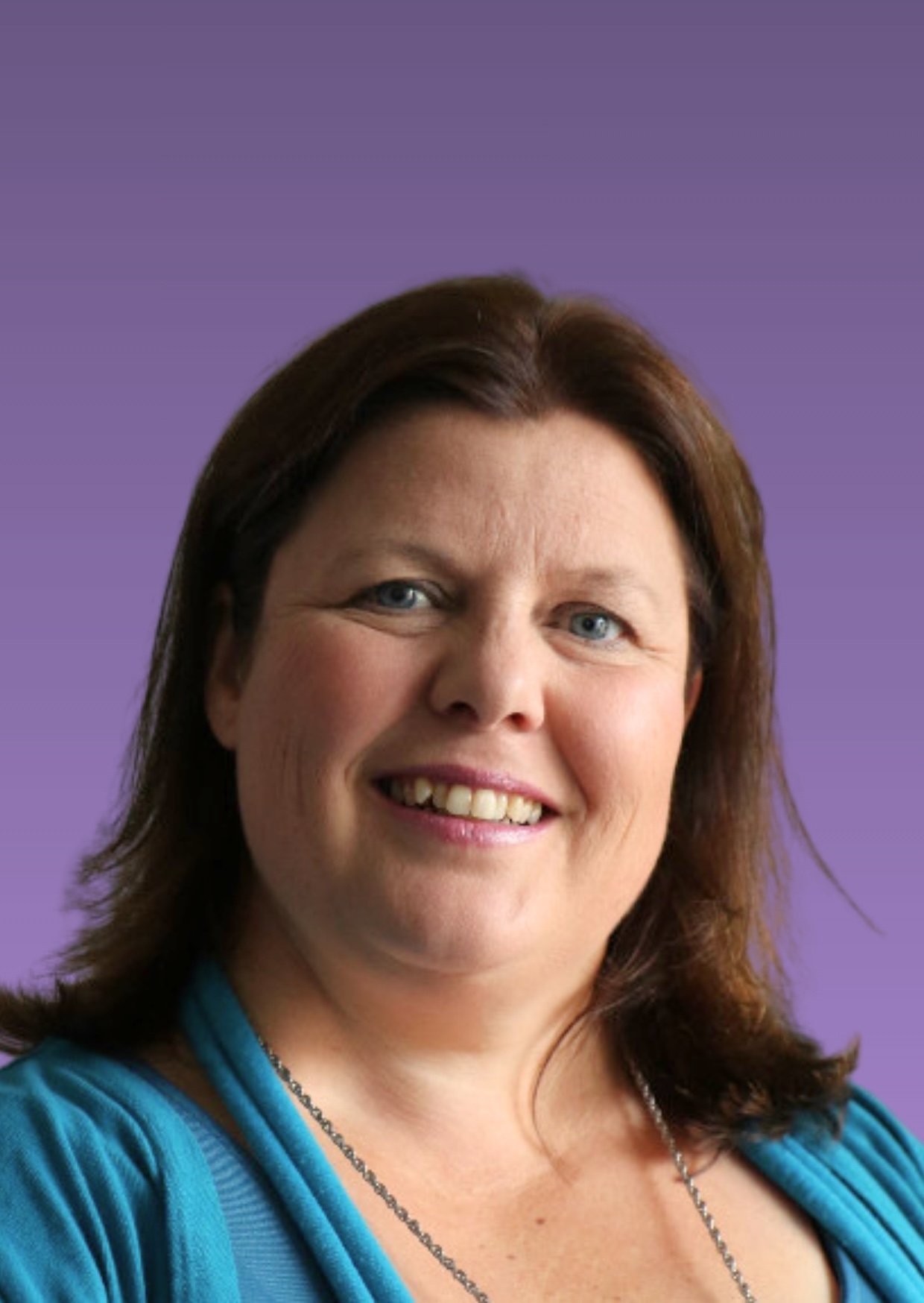 Vrouw glimlacht tegen paarse achtergrond