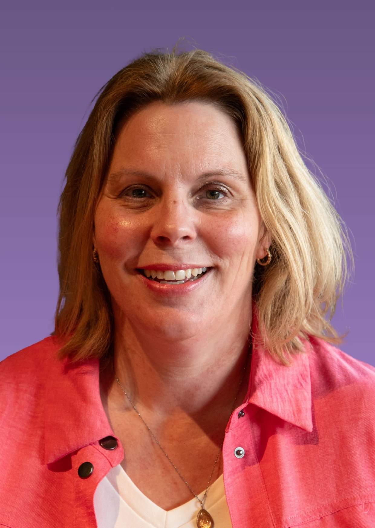 Vrouw glimlachend met paarse achtergrond