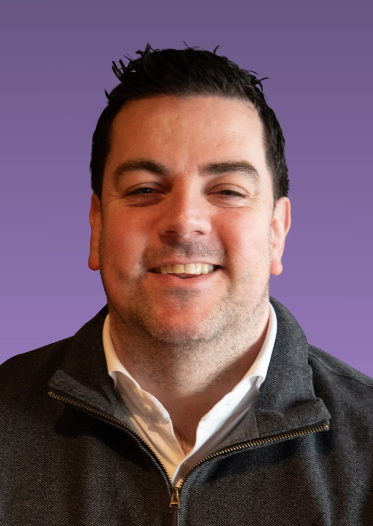 Lachende man met paarse achtergrond