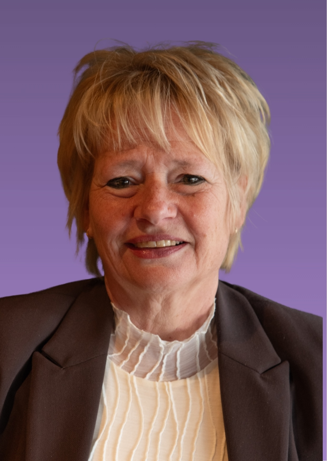 Vrouw met blond haar op paarse achtergrond